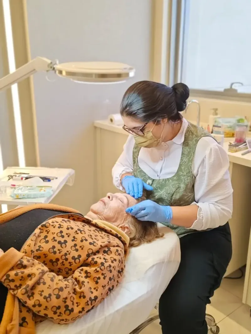 Jess Zambotti — Especialista em Design de Sobrancelhas e Nanoblading em Campinas